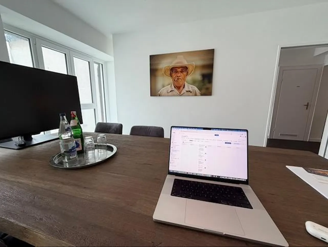 Laptop angeschlossen an Monitor im Konferenzraum Hamburg