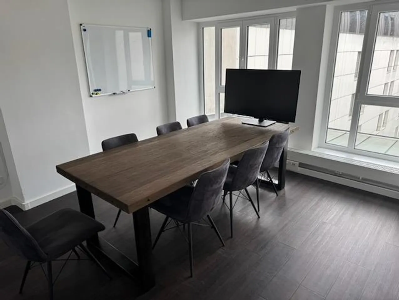 Whiteboard und 75-Zoll Monitor im Meeting Loft Hamburg